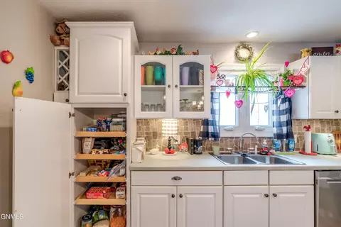 Kitchen - 2872 Warwick Loop, Bismarck, ND 58504 photo 4 of 9