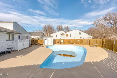 Exterior - 2872 Warwick Loop, Bismarck, ND 58504 photo 6 of 18