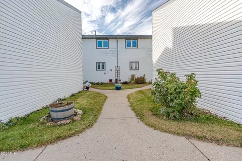 Exterior - 2872 Warwick Loop, Bismarck, ND 58504 photo 10 of 18