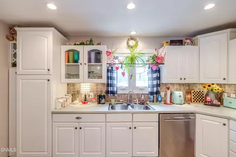 Kitchen - 2872 Warwick Loop, Bismarck, ND 58504 photo 3 of 9