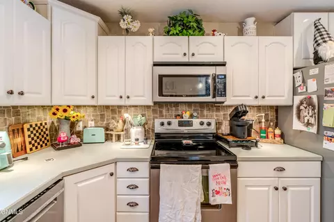 Kitchen - 2872 Warwick Loop, Bismarck, ND 58504 photo 7 of 9