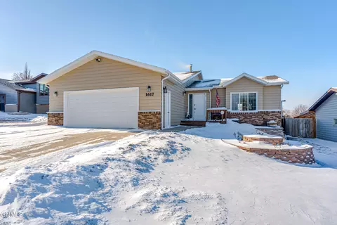 1617 12th Ave SE, Mandan, ND 58554