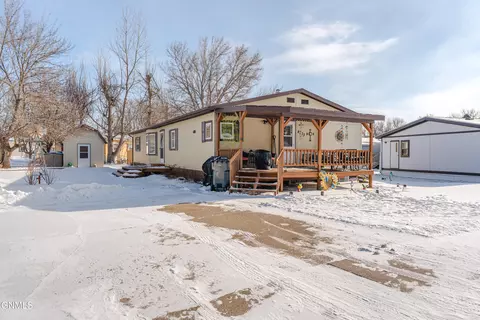 4333 Hale Ln, Bismarck, ND 58503