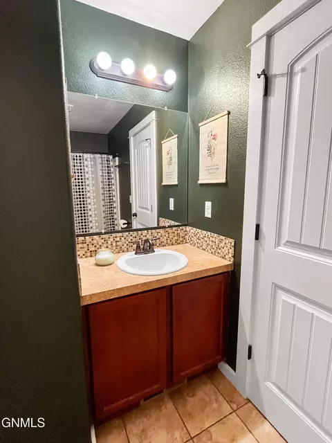 Bath - 2818 23rd St W, Williston, ND 58801 photo 4 of 5