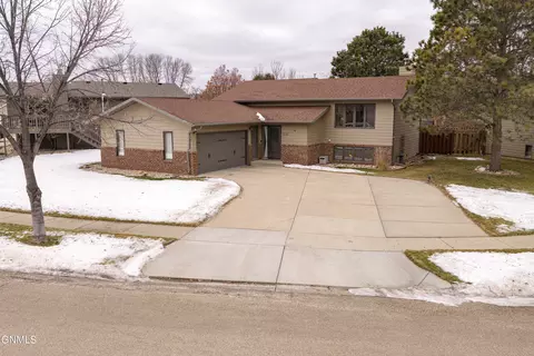 226 Laredo Dr, Bismarck, ND 58504