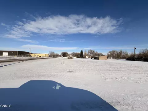 9 36th St E, Williston, ND 58801
