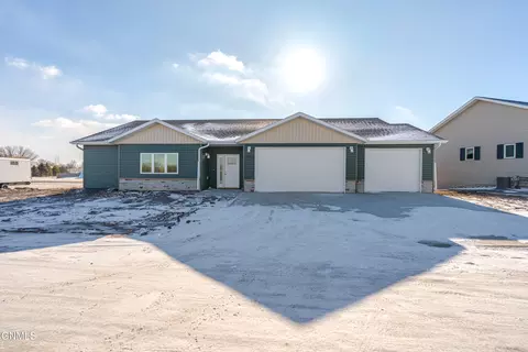 1233 Empire Cir, Bismarck, ND 58504