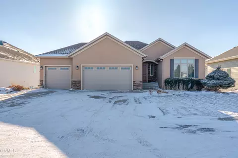 1005 Ash Coulee Pl, Bismarck, ND 58503