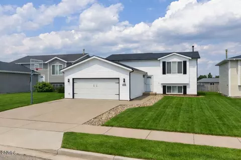 3704 Lewis Rd NW, Mandan, ND 58554