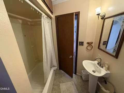 Bath - 715 4th St, Edgeley, ND 58433 photo 4 of 5
