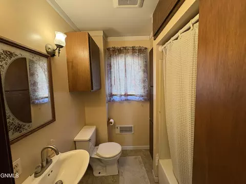 Bath - 715 4th St, Edgeley, ND 58433 photo 5 of 5