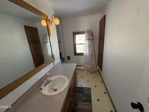 Bath - 715 4th St, Edgeley, ND 58433 photo 3 of 5