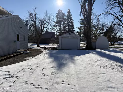 Exterior - 715 4th St, Edgeley, ND 58433 photo 1 of 2