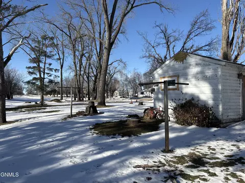 Exterior - 715 4th St, Edgeley, ND 58433 photo 2 of 2