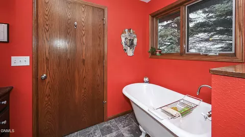 Bath - 2145 34th St, Mandan, ND 58554 photo 2 of 8