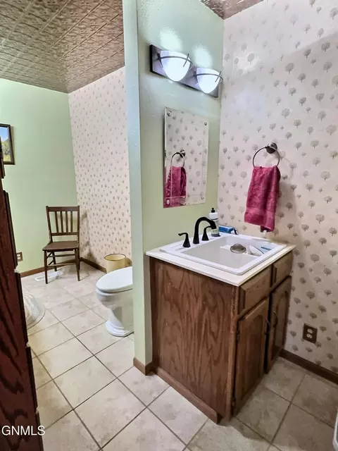 Bath - 2145 34th St, Mandan, ND 58554 photo 4 of 8