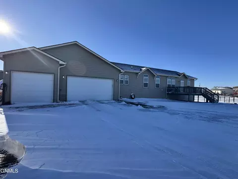 Exterior - 14088 Southview Dr, Williston, ND 58801 photo 3 of 7