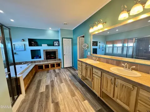 Bath - 14088 Southview Dr, Williston, ND 58801 photo 3 of 5