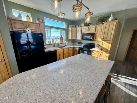 Kitchen - 14088 Southview Dr, Williston, ND 58801 photo 4 of 8