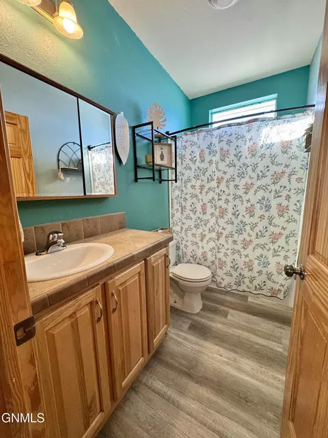 Bath - 14088 Southview Dr, Williston, ND 58801 photo 1 of 5