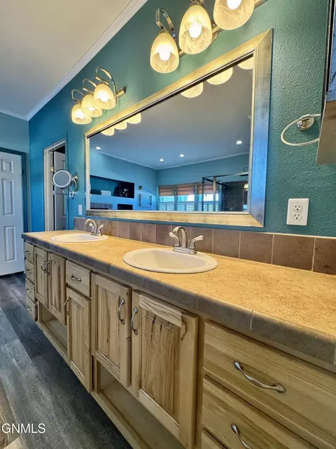 Bath - 14088 Southview Dr, Williston, ND 58801 photo 2 of 5