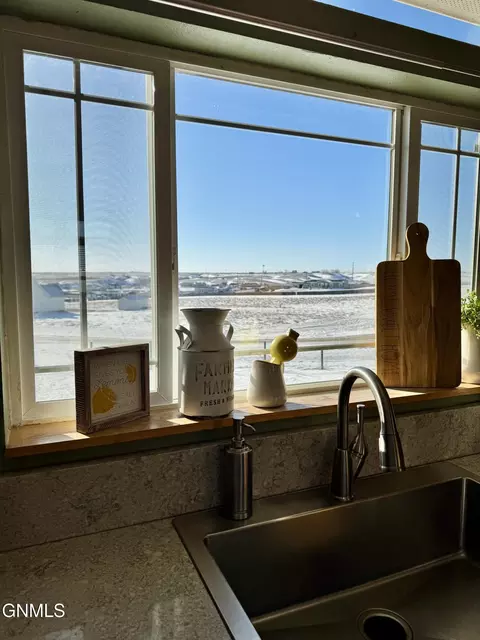 Kitchen - 14088 Southview Dr, Williston, ND 58801 photo 7 of 8