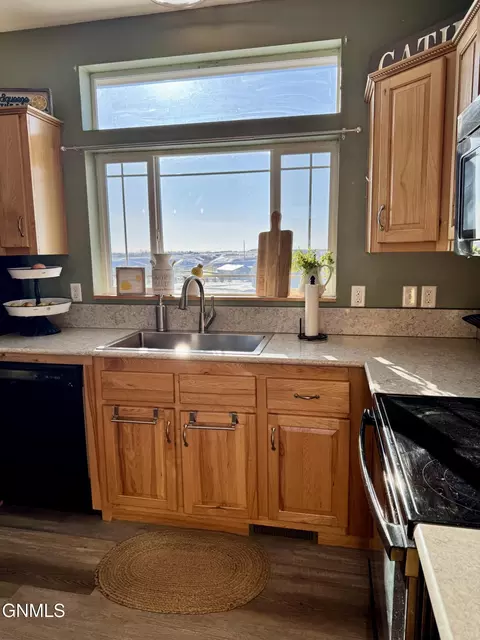 Kitchen - 14088 Southview Dr, Williston, ND 58801 photo 6 of 8