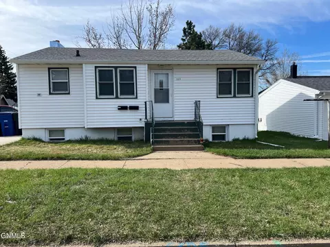 329 6th St W, Dickinson, ND 58601