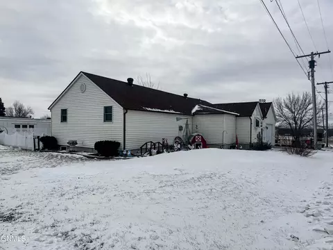 121 8th St, Washburn, ND 58577
