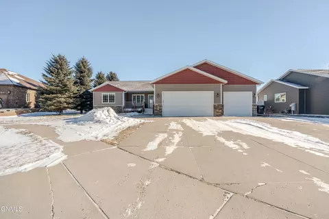 3741 High Meadows Cir, Bismarck, ND 58503