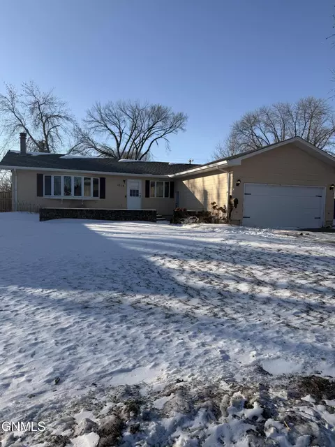 1513 5 12 Ave NE, Jamestown, ND 58401