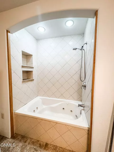 Bath - 14044 49th St NW, Williston, ND 58801 photo 5 of 5