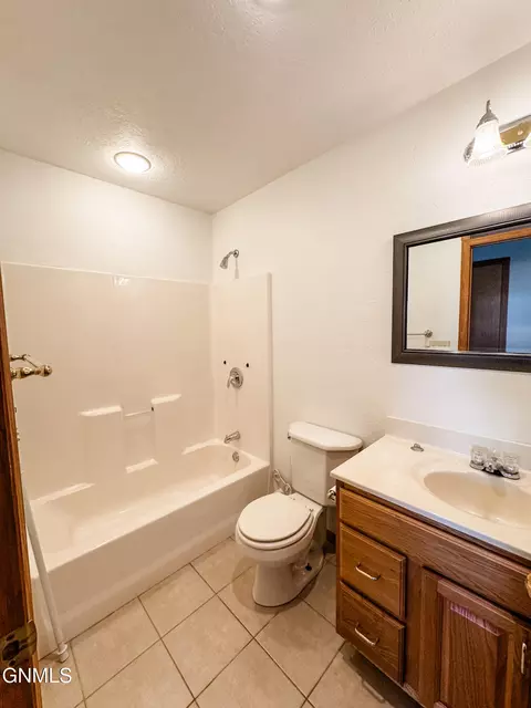 Bath - 14044 49th St NW, Williston, ND 58801 photo 2 of 5