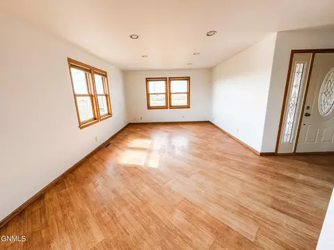 Living - 14044 49th St NW, Williston, ND 58801 photo 2 of 4