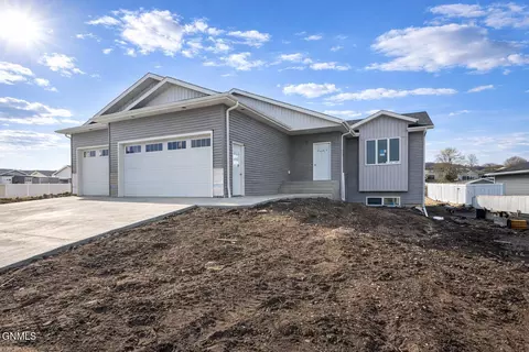 1005 Chippewa Ave NE, Mandan, ND 58554