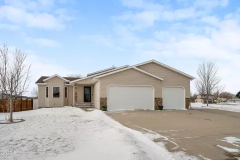 56 Haywood Dr, Bismarck, ND 58504