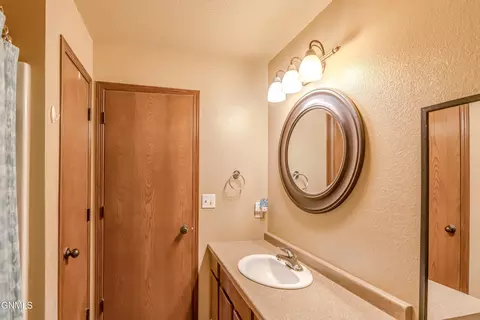 Bath - 1149 Santa Fe Ave, Bismarck, ND 58504 photo 2 of 4