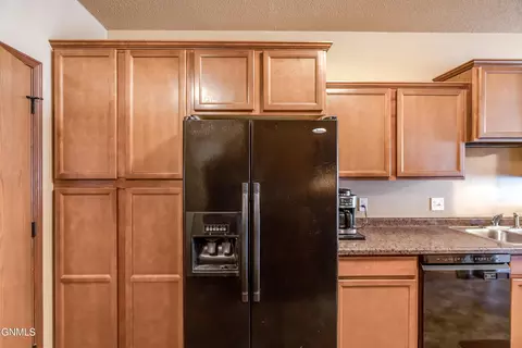 Kitchen - 1149 Santa Fe Ave, Bismarck, ND 58504 photo 5 of 6