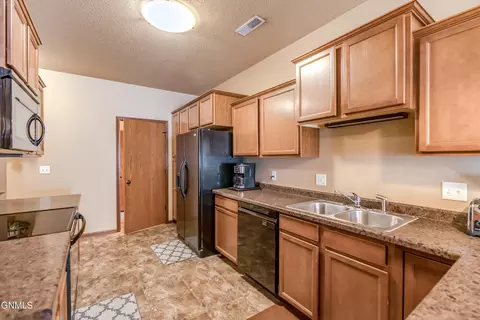 Kitchen - 1149 Santa Fe Ave, Bismarck, ND 58504 photo 2 of 6