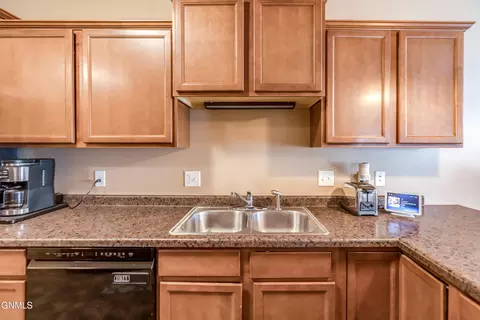 Kitchen - 1149 Santa Fe Ave, Bismarck, ND 58504 photo 4 of 6