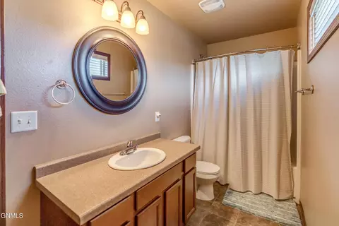 Bath - 1149 Santa Fe Ave, Bismarck, ND 58504 photo 3 of 4
