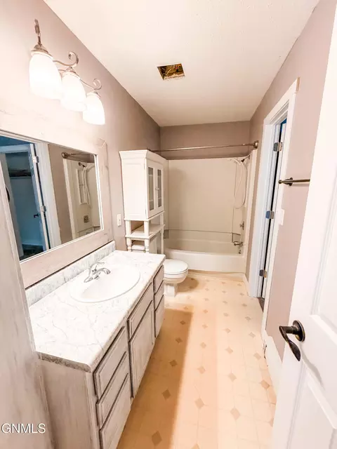 Bath - 1813 28th St W, Williston, ND 58801 photo 1 of 2