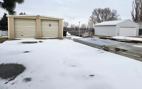 1104 11th St SE, Mandan, ND 58554