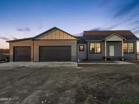 13366 Meadow Creek St, Williston, ND 58801