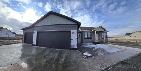 13366 Meadow Creek St, Williston, ND 58801