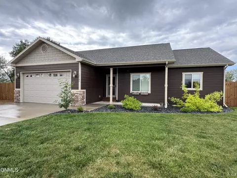 12480 Woodland Ln, Watford City, ND 58854