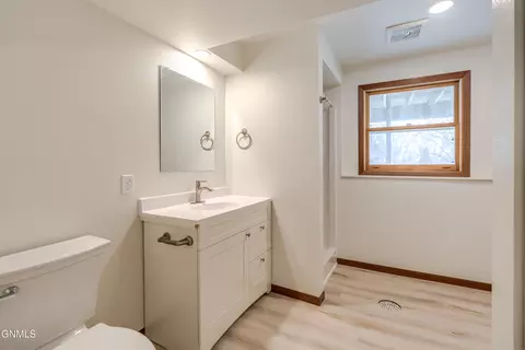 Bath - 2511 Stevens St, Bismarck, ND 58503 photo 7 of 10