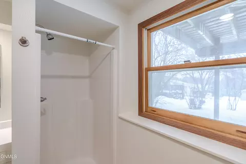 Bath - 2511 Stevens St, Bismarck, ND 58503 photo 8 of 10