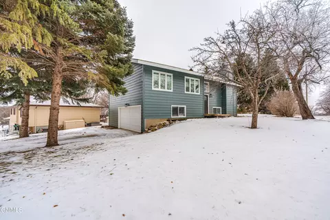 Exterior - 2511 Stevens St, Bismarck, ND 58503 photo 2 of 10