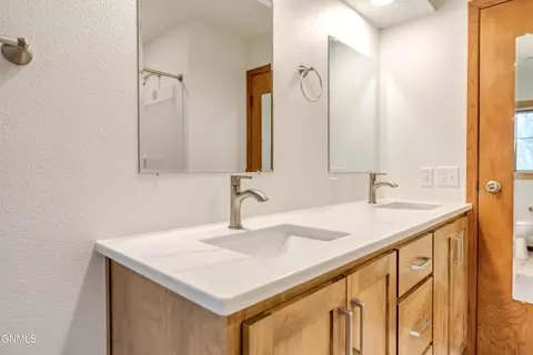 Bath - 2511 Stevens St, Bismarck, ND 58503 photo 6 of 10